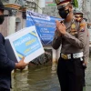 Polres Lamongan Program Polantas Peduli, Bagikan Sembako Kepada Warga Terdampak dan Terisolir Akibat Banjir
