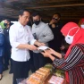 Presiden Jokowi Serahkan Bantuan Sosial kepada Pedagang di Pasar Sila