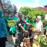 Sertu Maniso, Babinsa Sukahati Koramil 0621-01/Cibinong Serahkan 200 Batang Bibit Pohon Alpukat kepada Warga di Wilayah Binaan