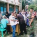 Babinsa Pakansari Koramil 0621-01/Cibinong, Serka Masdi Dampingi Pendistribusian Beras 10 kg Bantuan dari Pemerintah untuk Warga