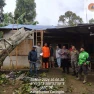 Polsek Caringin Bersama Instansi Terkait Dan Warga Masyarakat Sekitar Bantu Evakuasi Satu Rumah Tertimpa Pohon Tumbang