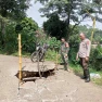 Anggota Polsek Sukamakmur Cek Lokasi TKP Pergeseran Tanah di Desa Cibadak Kecamatan Sukamakmur