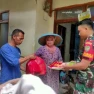 Babinsa Karang Tengah, Koramil 2103/Citeureup, serahkan bantuan sembako , warga Kampung Cimandala