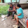 Babinsa Sukahati, Koramil 2101/Cibinong, Sertu Maniso Bantu Evakuasi Tunawisma yang Berkeliaran di Lingkungan