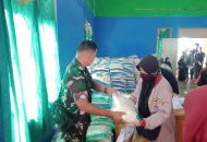 Babinsa Pabuaran, Serka Khoyrudin Laksanakan Pendampingan Pemberian Bansos di Wilayah Binaannya