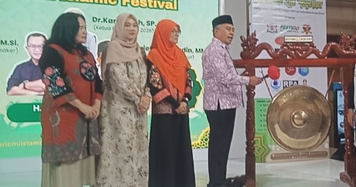 Sekretaris Daerah (Sekda) Kota Bogor, Denny Mulyadi, yang hadir mewakili Wali Kota Bogor, saat membuka acara BIIFest