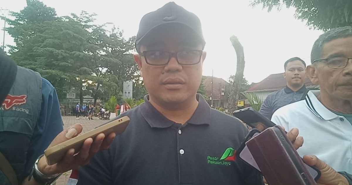 Direktur Utama Perumda Pasar Pakuan Jaya, Jenal Abidin, mengimbau masyarakat untuk tidak melakukan aksi borong atau panic buying di tengah lonjakan harga sejumlah bahan pokok menjelang Hari Raya Idulfitri.