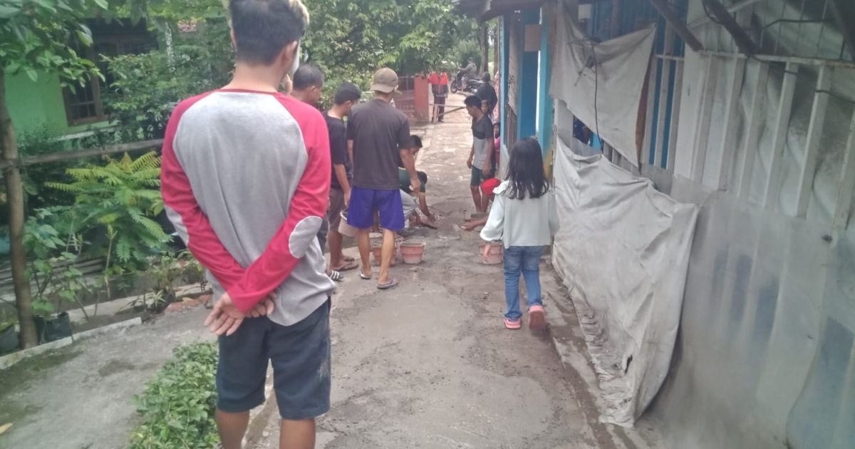 Warga Kampung Duren dan Sinarmulya Ciomas Swadaya Perbaiki Jalan Rusak demi Kelancaran Ekonomi