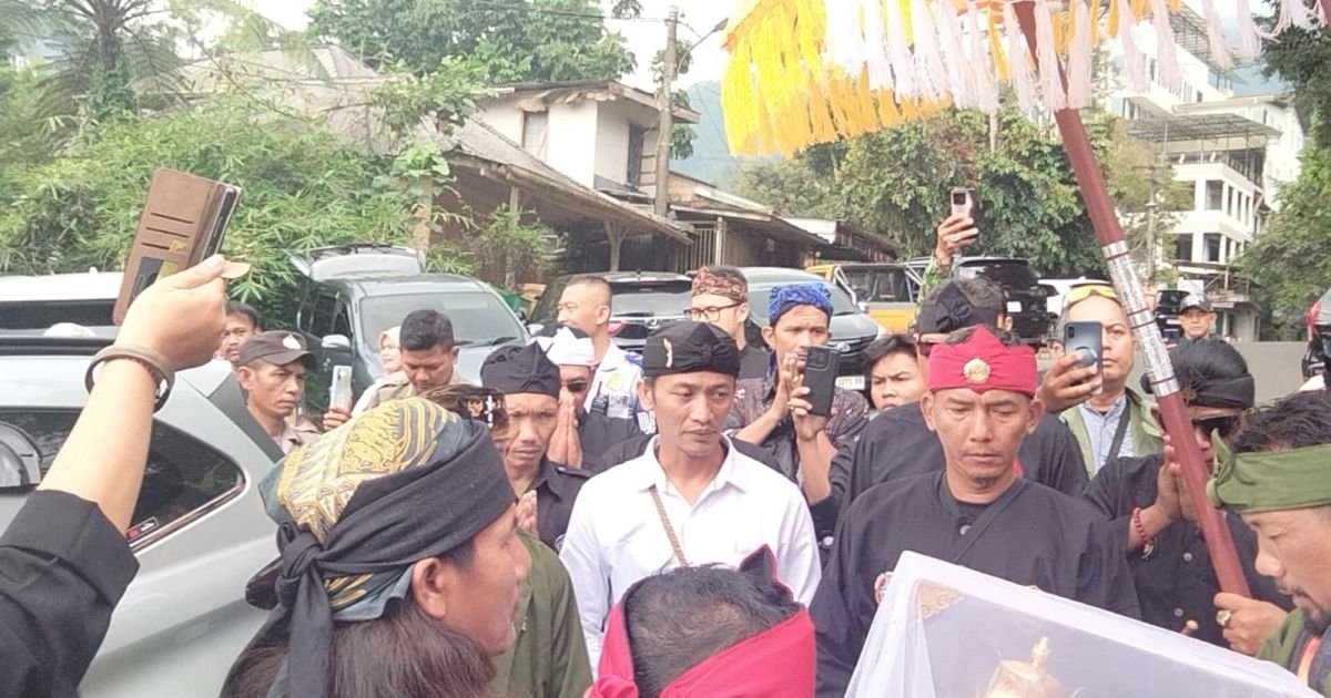 Prosesi sakral penyerahan Mahkota Binokasih resmi dimulai pada Selasa (21/4/2026) di kawasan Pura PAJK, Bogor.