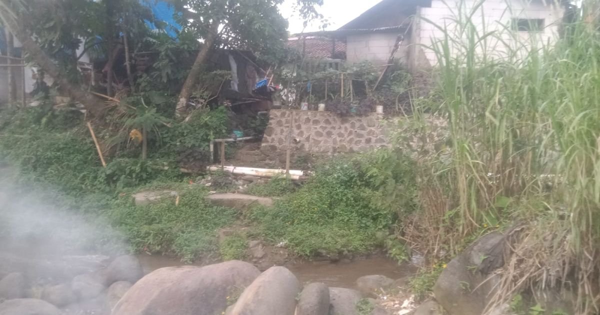 Tanggul Kampung Dukuh Menteng RT 01/08, Desa Pasir Erih, Kecamatan Tamansari, Kabupaten Bogor, mendesak pemerintah desa segera merealisasikan pembangunan