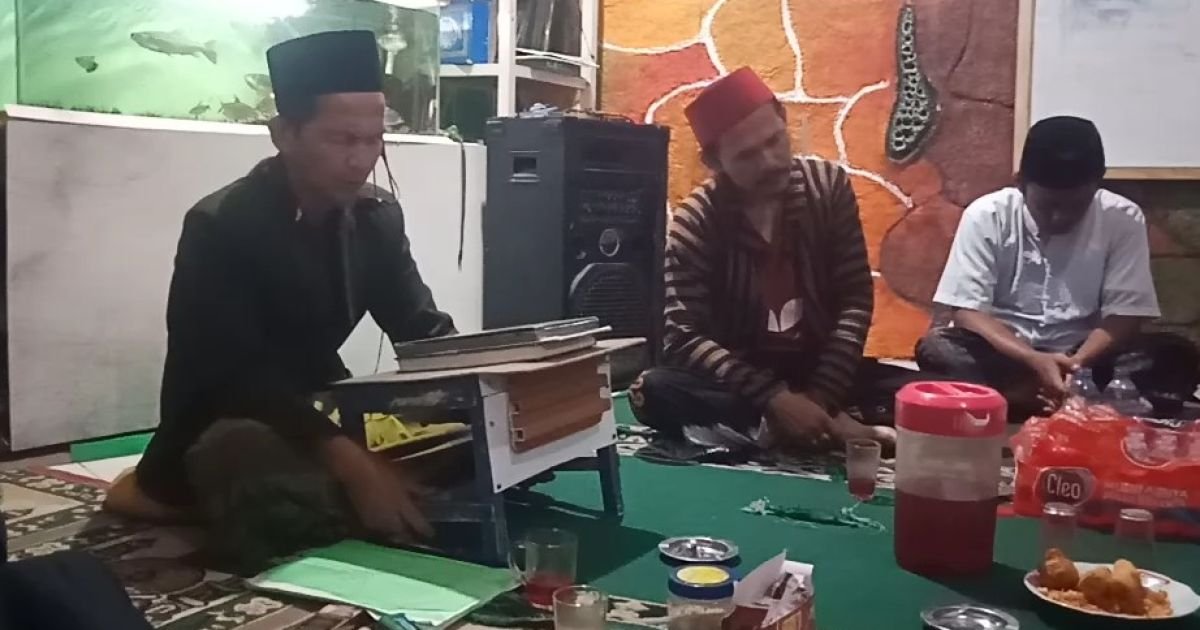 Majelis Hoerul Wafa yang berlokasi di Kampung Sinarmulya, Desa Ciomas, Kecamatan Ciomas, Kabupaten Bogor, menggelar acara pembacaan Manaqib Tuan Syekh Abdul Qodir Al-Jailani pada Selasa malam
