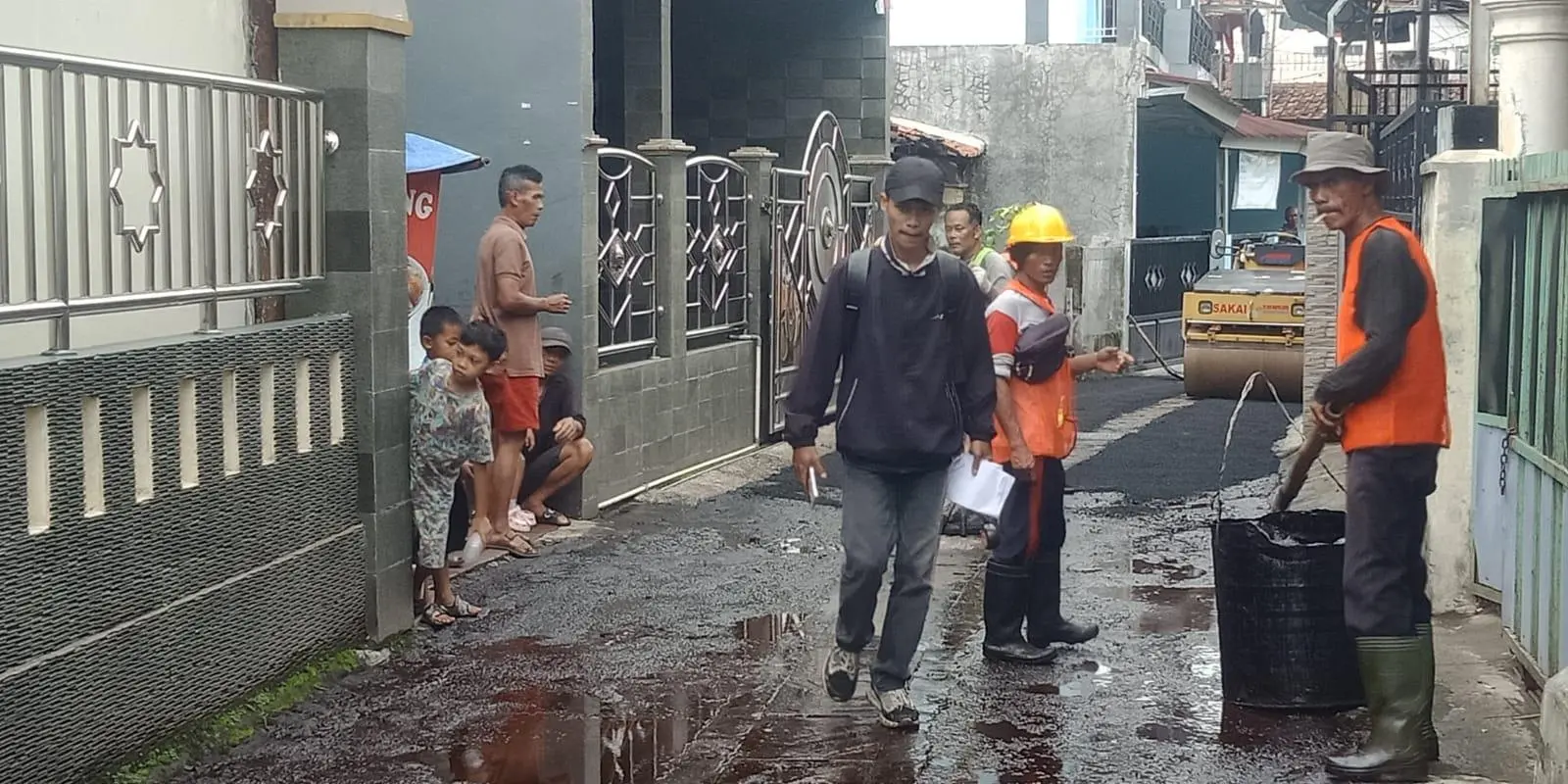 Perbaikan Jalan di RW 10 Pasir Kuda Bogor Barat Sedang Berlangsung