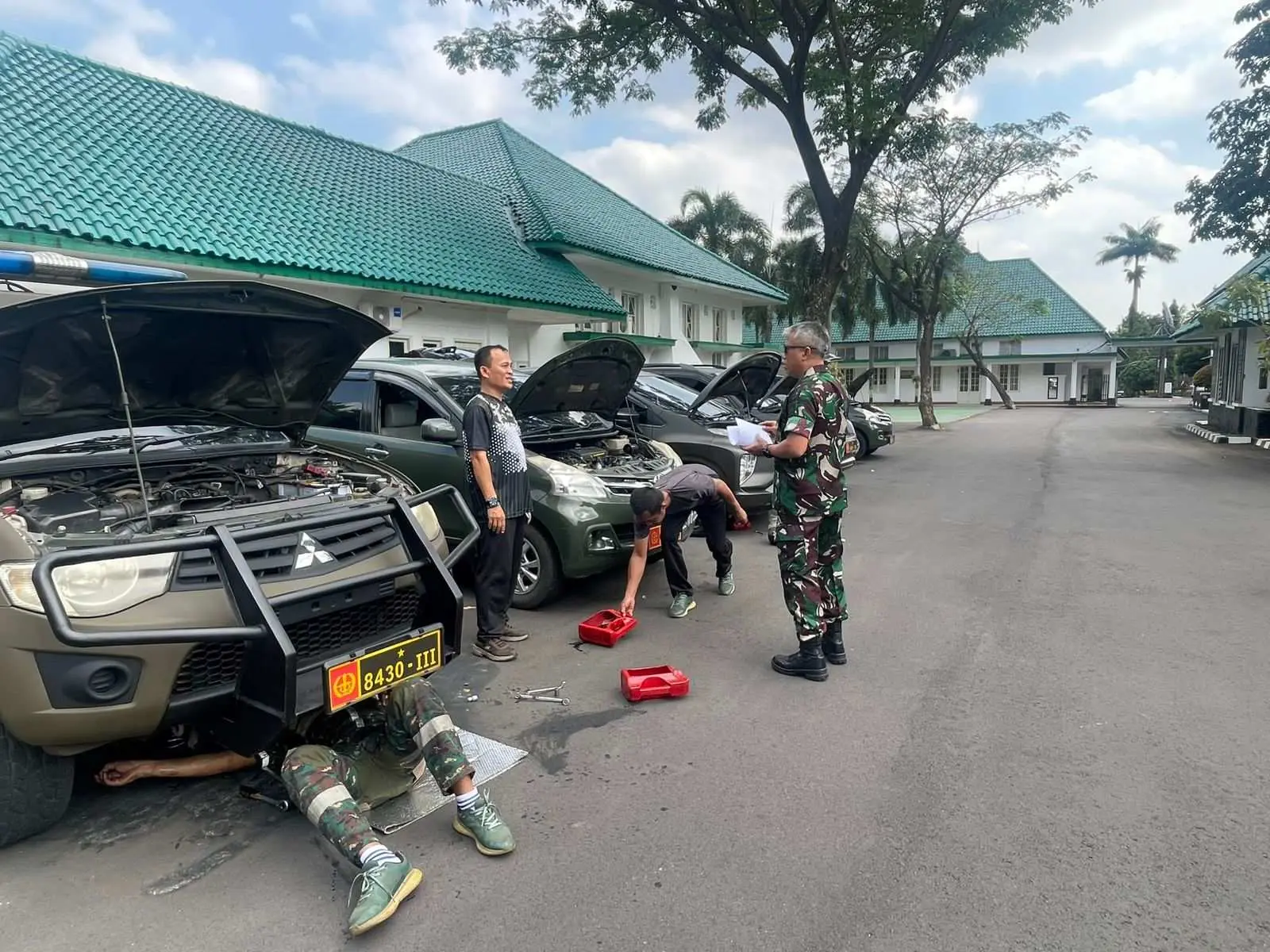 Kasrem 061/SK Tinjau Langsung Perawatan Kendaraan Dinas Korem 061/SK