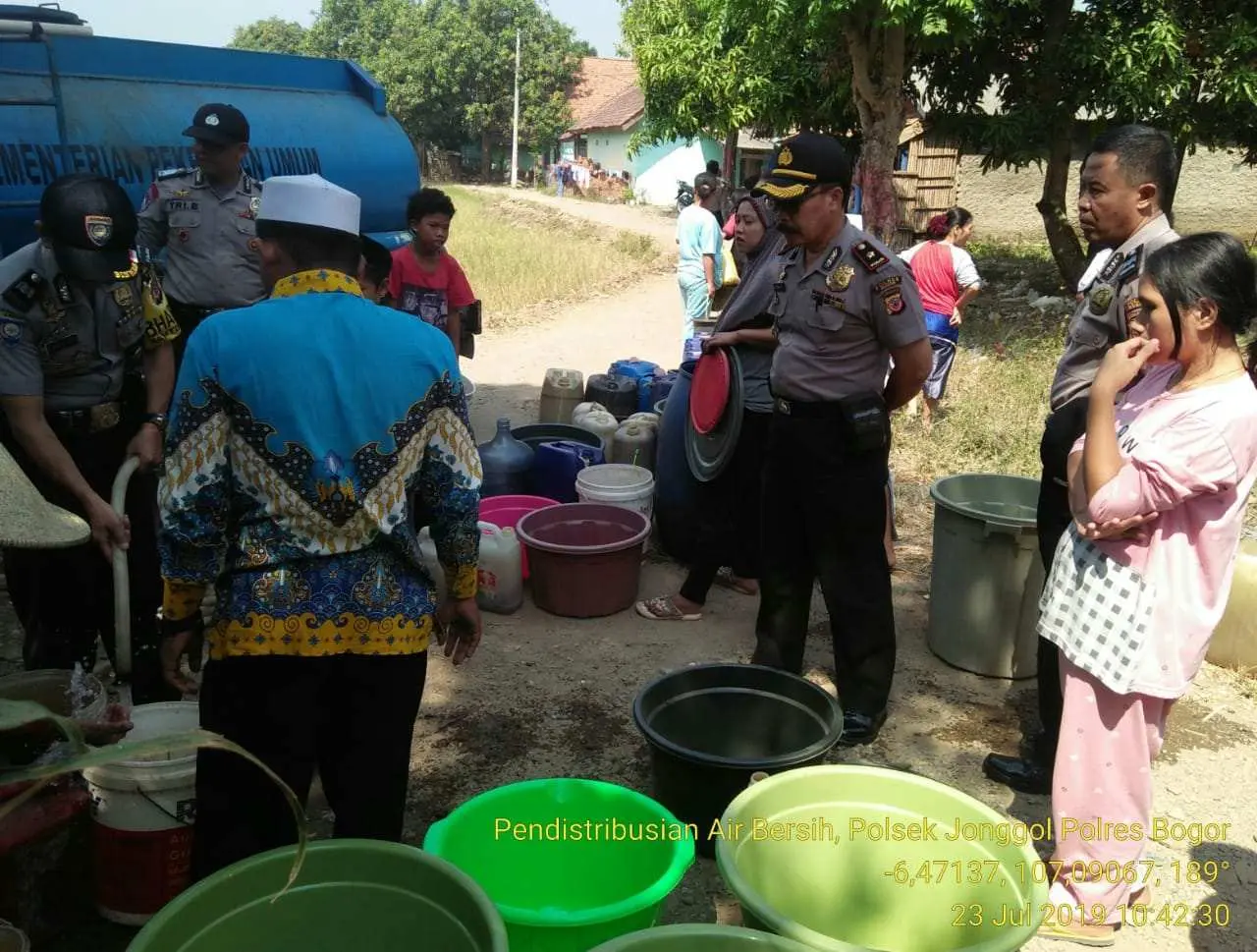 Polsek Jonggol Bakti Sosial Salurkan Air Bersih ke Warga