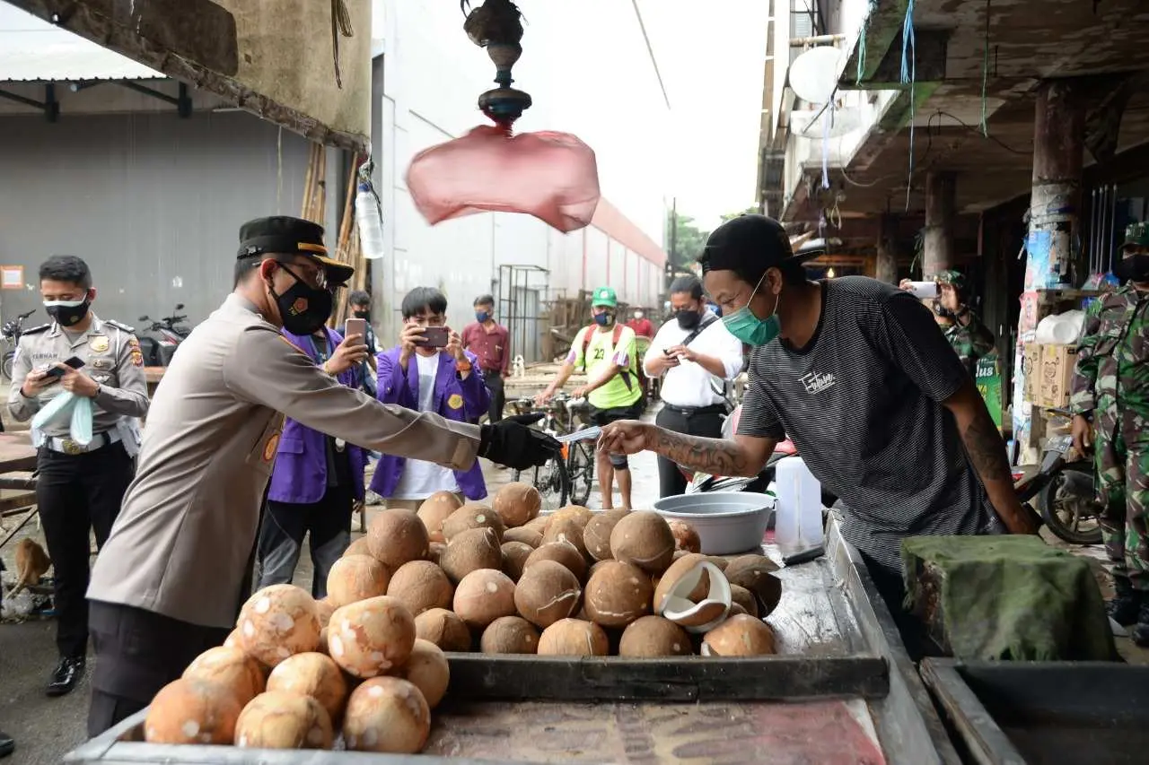 Kapolres Bogor Pinta Masyarakat Tingkatkan Disiplin Prokes Saat Bagikan Masker di Berbagai Titik