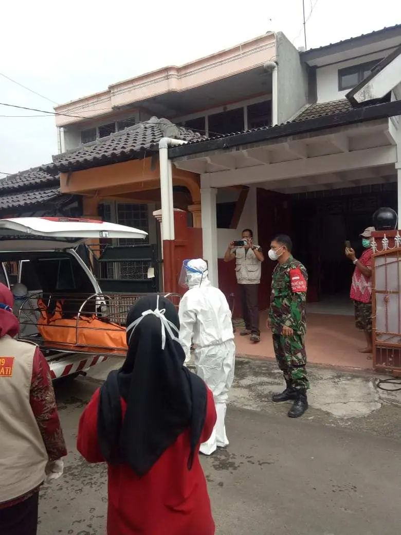 Babinsa Sukahati Pantau Pemakaman Warga Binaannya yang Terpapar Covid-19