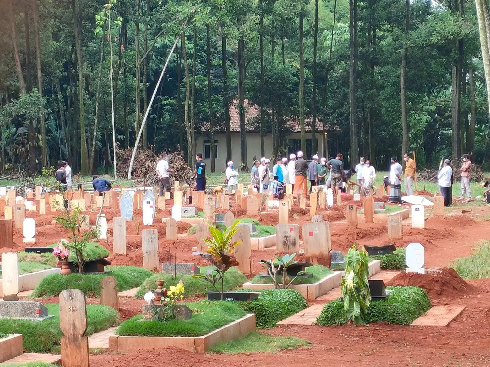 Polsek Cileungsi Ajak Warga Pelanggar Protkes di Cileungsi Kunjungi Pemakaman Covid-19