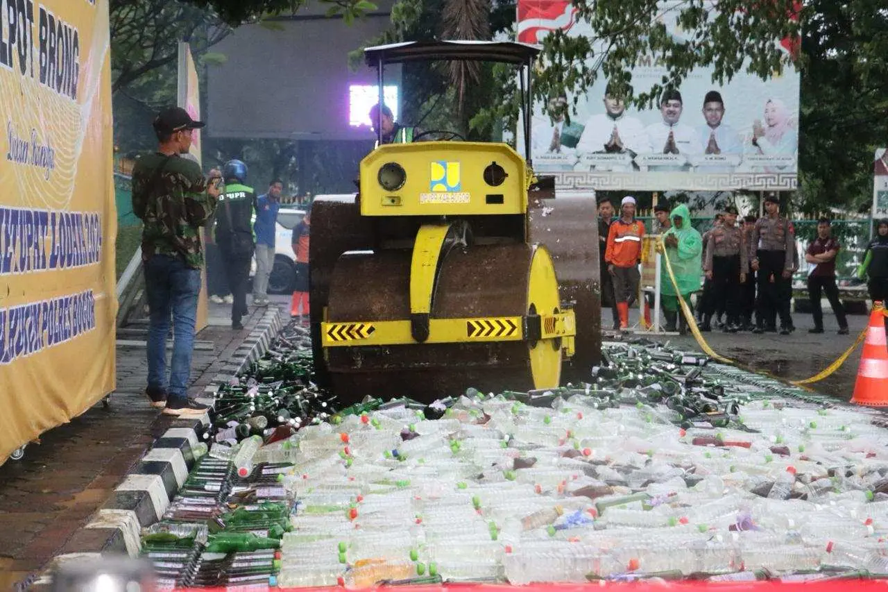 Kapolres Bogor Pimpin Pemusnahan Miras dan Knalpot Brong