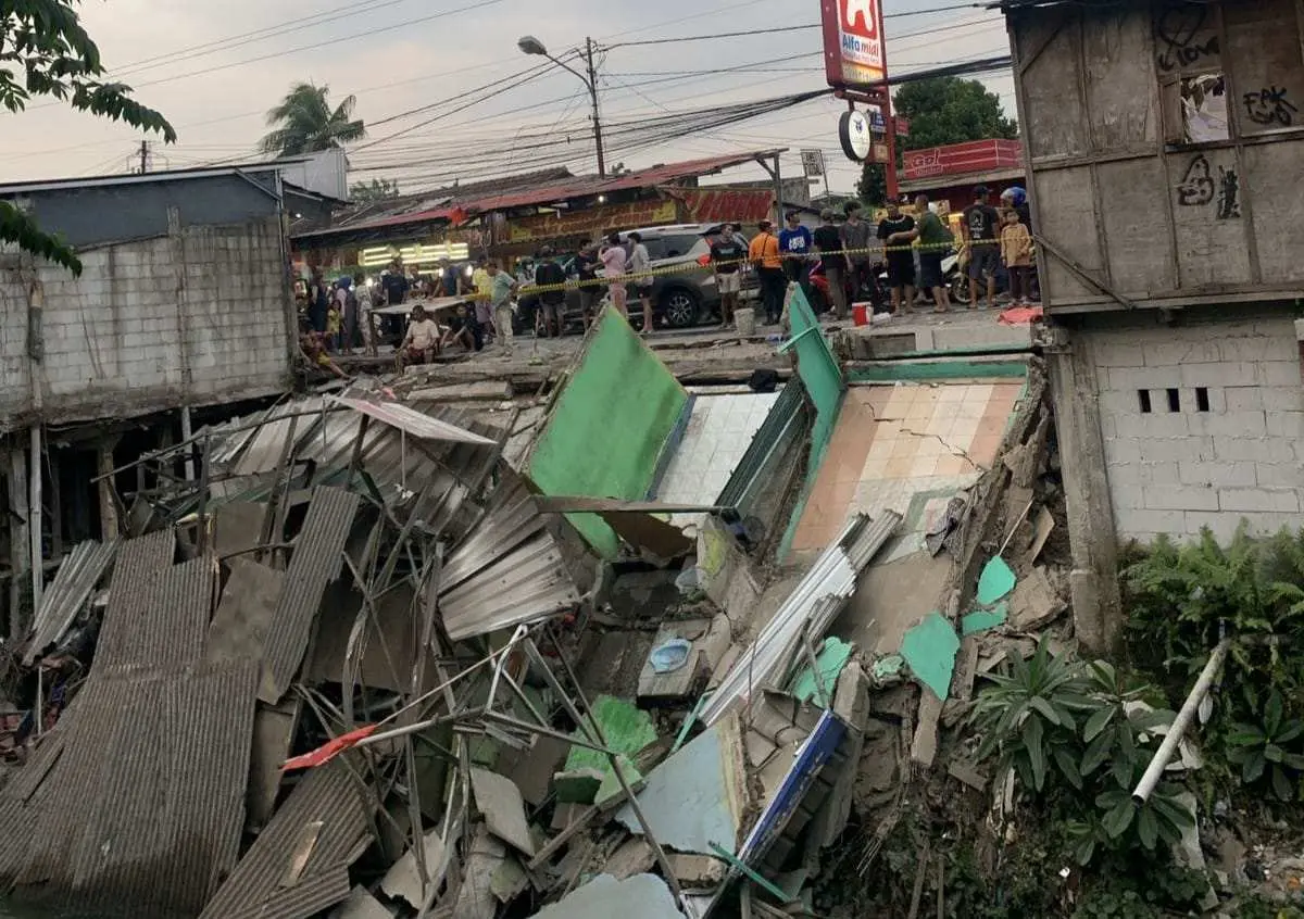 Kontur Tanah Labil, 5 Kios Ambruk di Bantaran Kalibaru Bojonggede