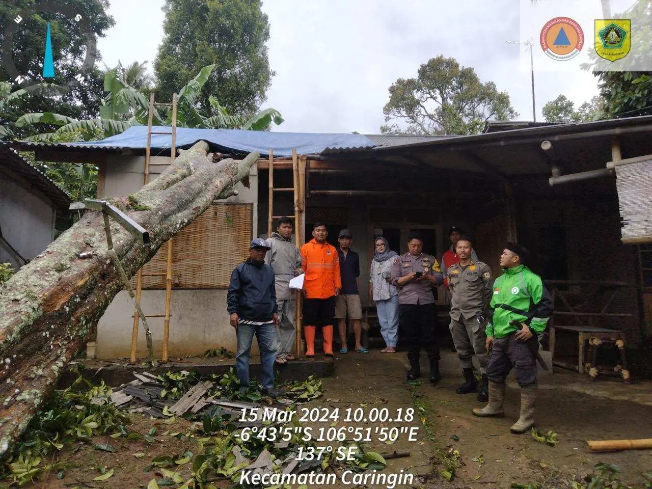 Polsek Caringin Bersama Instansi Terkait Dan Warga Masyarakat Sekitar Bantu Evakuasi Satu Rumah Tertimpa Pohon Tumbang