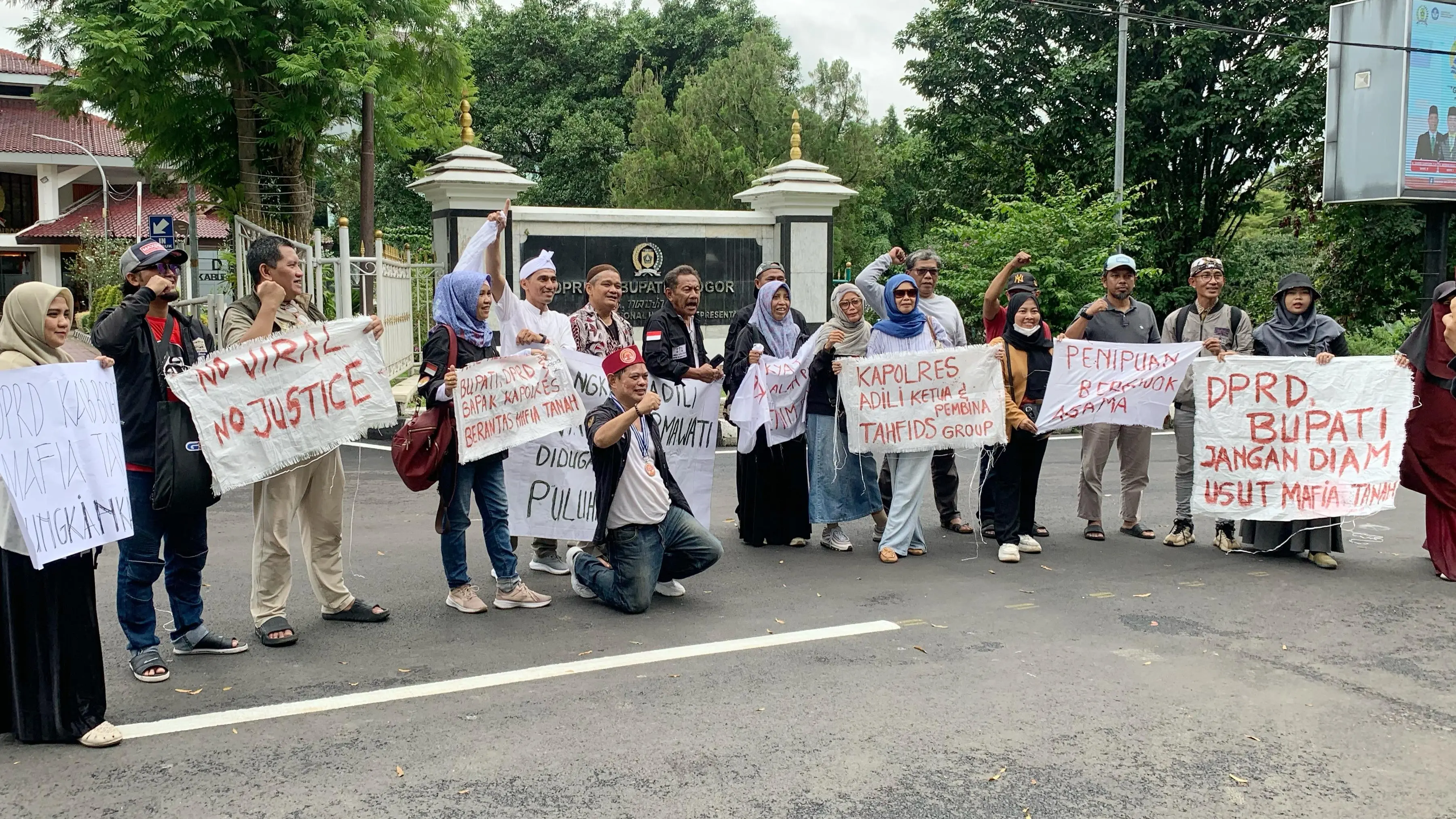 Warga Korban Penipuan Kavling Ekowisata Sentul Demo di DPRD Kabupaten Bogor