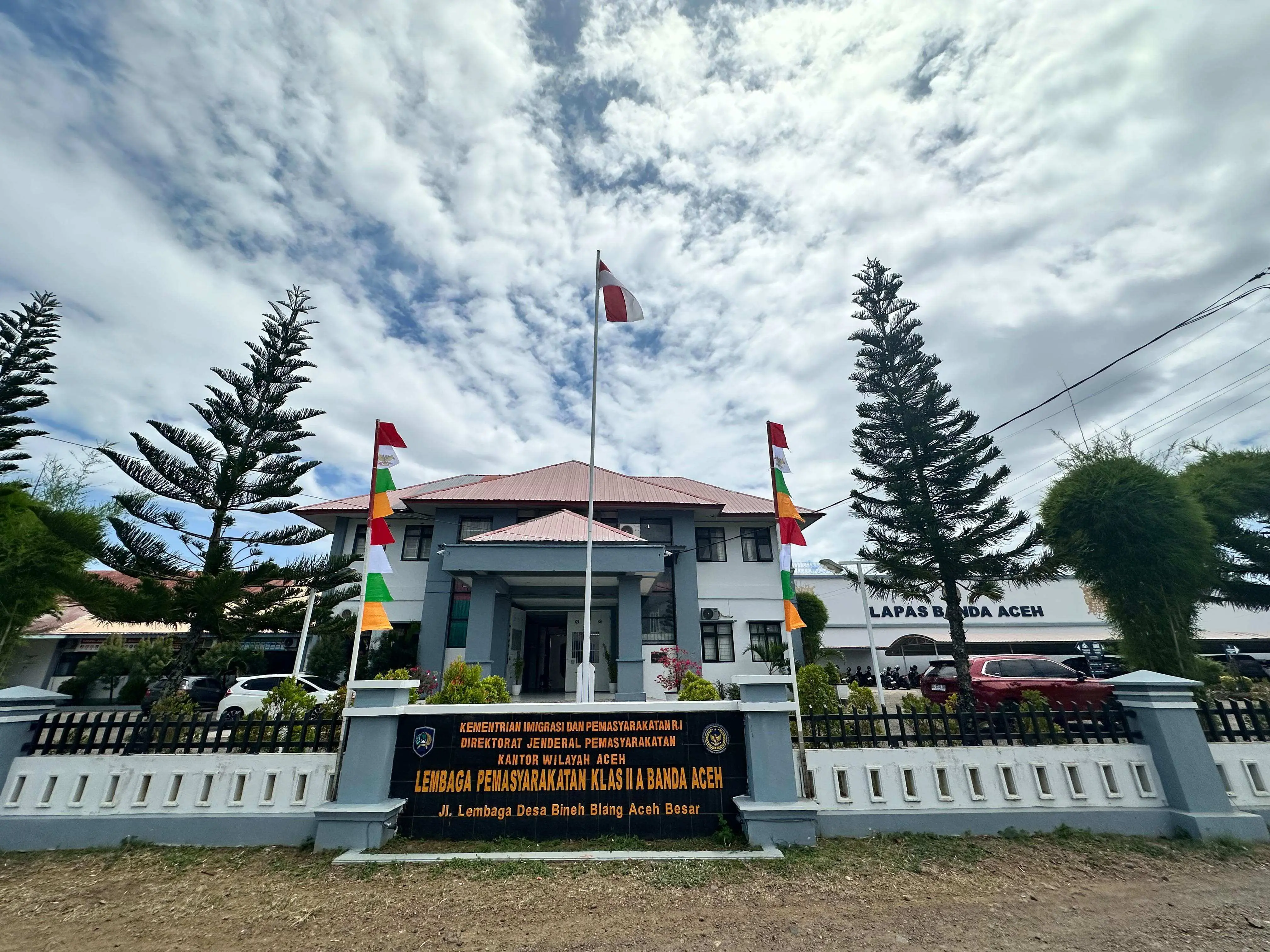 Semarakkan HUT Ke-80 Kemerdekaan RI, Lapas Kelas IIA Banda Aceh Glorifikasi lingkungan  dengan Pemasangan Umbul-Umbul