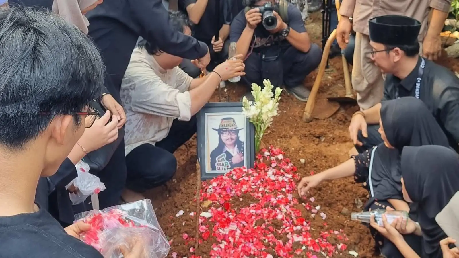 Penyanyi Jhoni Iskandar Tutup Usia, Pelantun 'Bukan Pengemis Cinta' Dimakamkan di Citeureup 